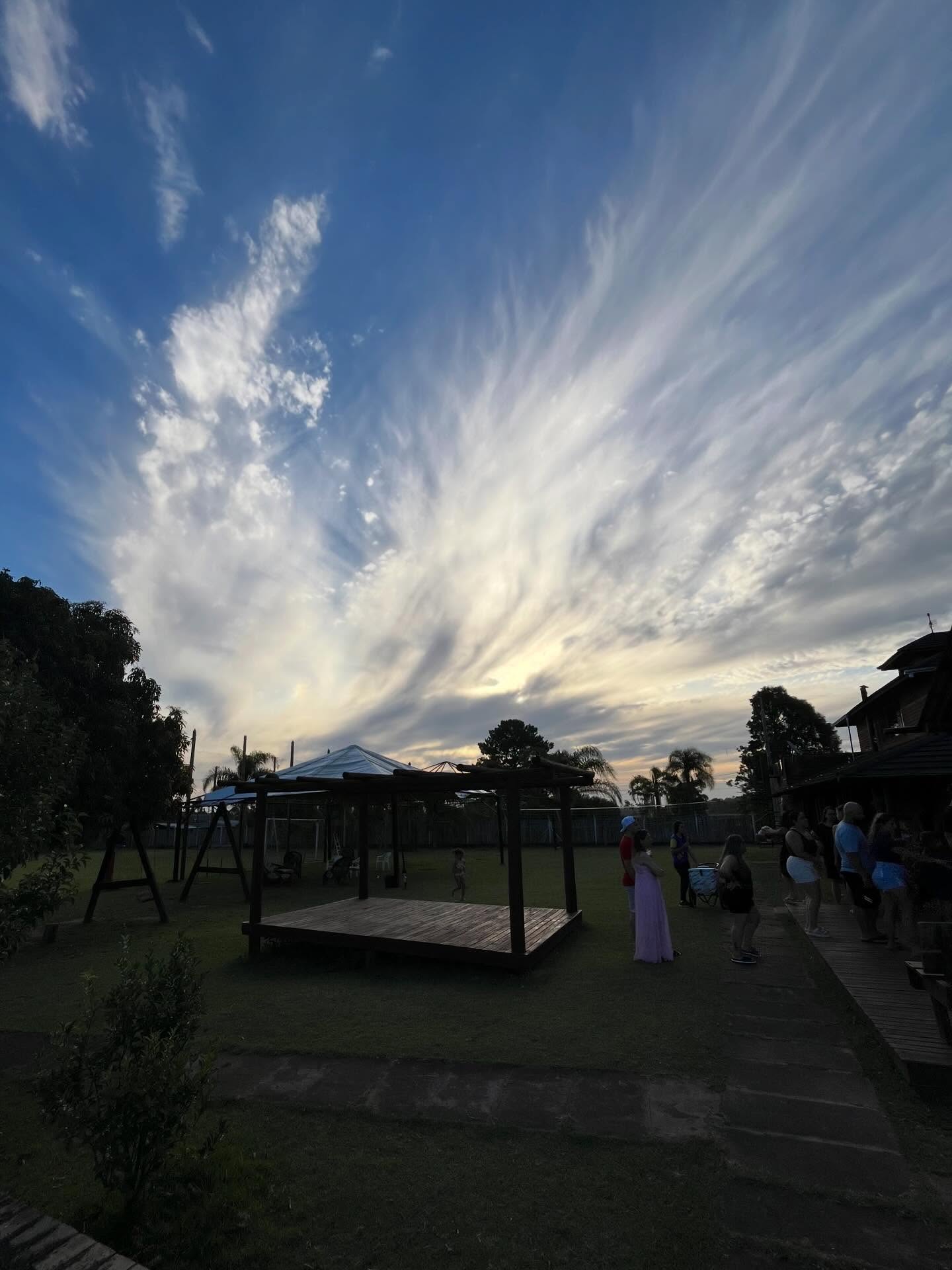 Gramado com deck sob céu de fim de tarde