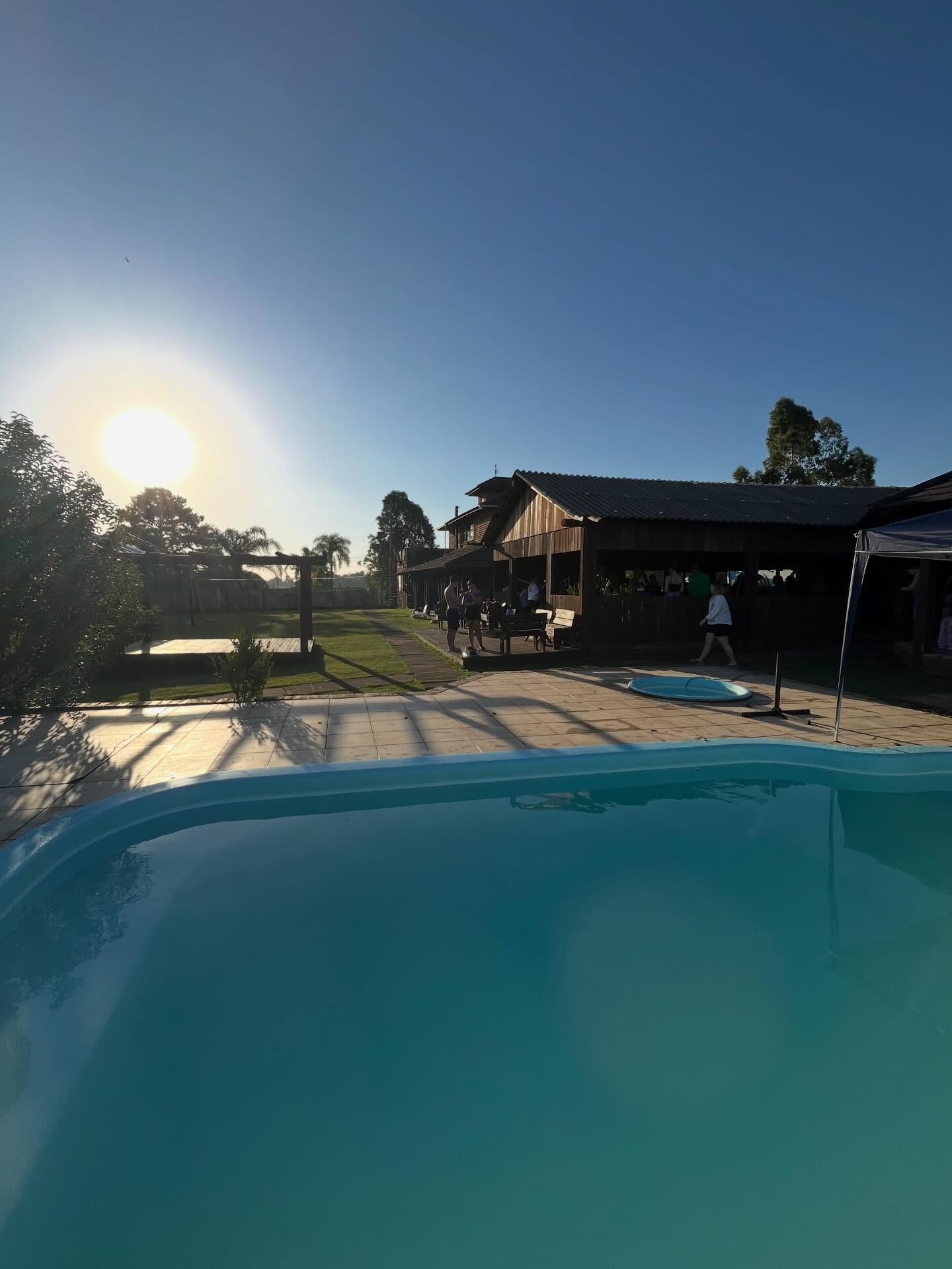 Piscina com o salão ao fundo