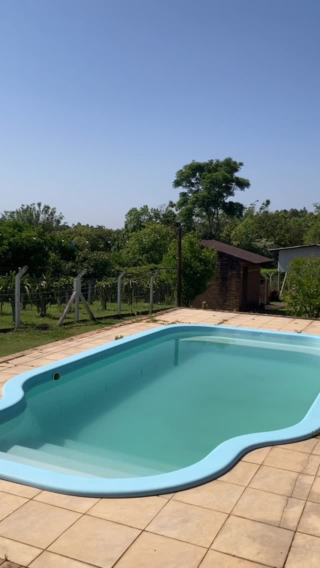 Piscina azul no deck de pedra