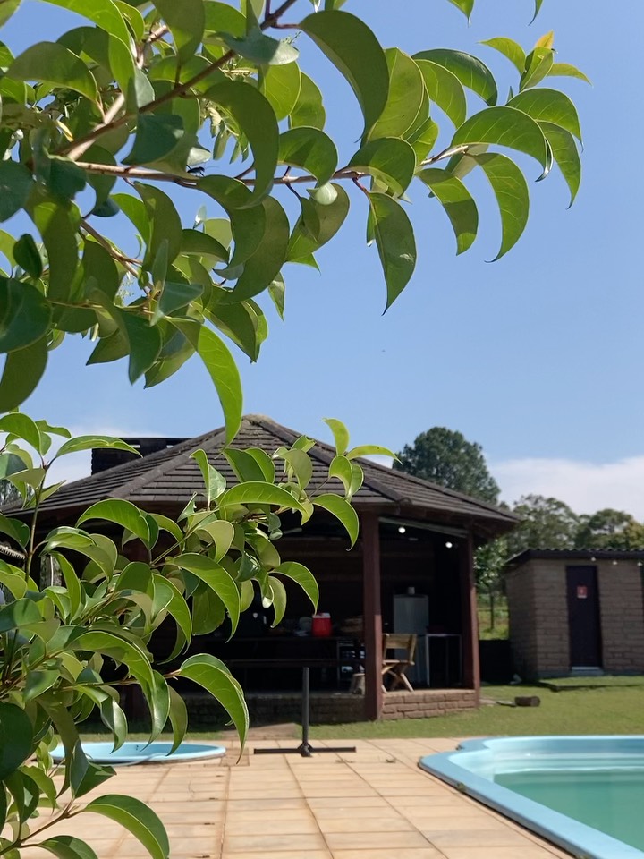 Quiosque de madeira ao lado da piscina